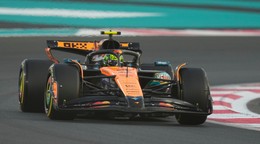 Britský jazdec F1 Lando Norris na McLarene počas druhého tréningu na Veľkú cenu Abú Zabí formuly 1.