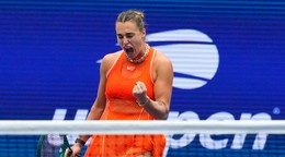 Na snímke bieloruská tenistka Arina Sobolenková sa teší počs osemfinále ženskej dvojhry proti Američanke Taylor Townsendovej na grandslamovom turnaji US Open 2026.