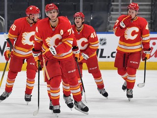 Martin Pospíšil (vpredu) v drese Calgary Flames.