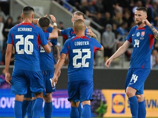 Slovenskí futbalisti sa tešia z gólu v prípravnom zápase s Walesom pred EURO 2024.