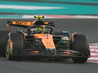 Britský jazdec F1 Lando Norris na McLarene počas druhého tréningu na Veľkú cenu Abú Zabí formuly 1.