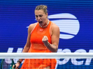 Na snímke bieloruská tenistka Arina Sobolenková sa teší počs osemfinále ženskej dvojhry proti Američanke Taylor Townsendovej na grandslamovom turnaji US Open 2026.