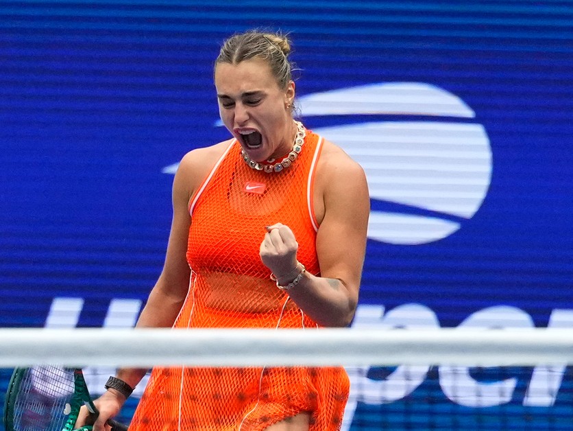 Na snímke bieloruská tenistka Arina Sobolenková sa teší počs osemfinále ženskej dvojhry proti Američanke Taylor Townsendovej na grandslamovom turnaji US Open 2026.