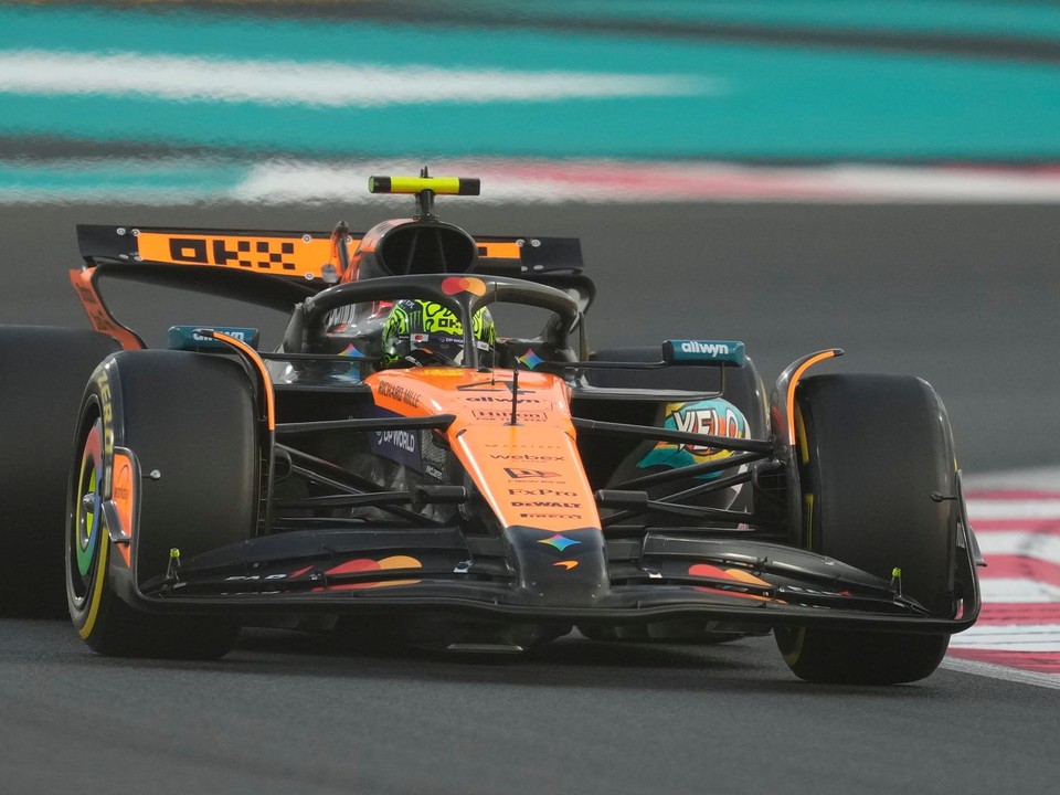 Britský jazdec F1 Lando Norris na McLarene počas druhého tréningu na Veľkú cenu Abú Zabí formuly 1.