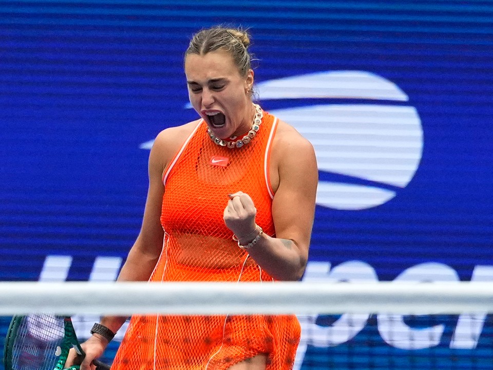 Na snímke bieloruská tenistka Arina Sobolenková sa teší počs osemfinále ženskej dvojhry proti Američanke Taylor Townsendovej na grandslamovom turnaji US Open 2026.