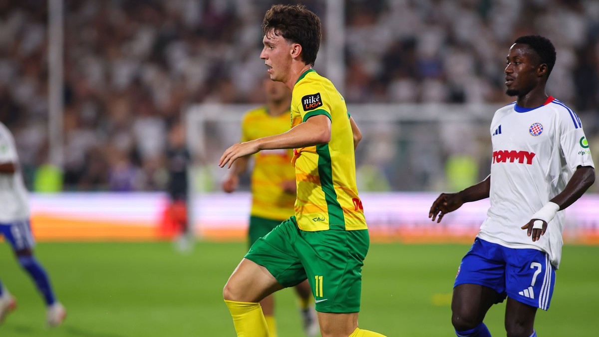 Na snímke zľava Fabian Bzdyl (Žilina) a Abdoulie Sanyang (Split).