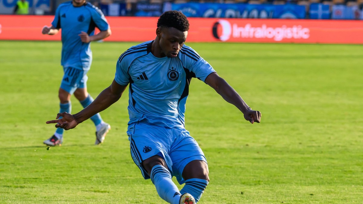 Na snímke Suleiman Camara Sanneh (Slovan).