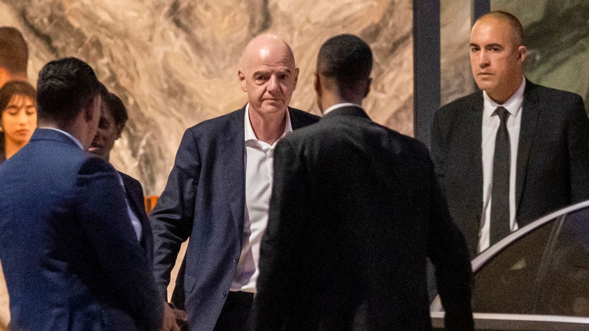 Na snímke prezident Medzinárodnej futbalovej federácie (FIFA) Gianni Infantino (uprostred).