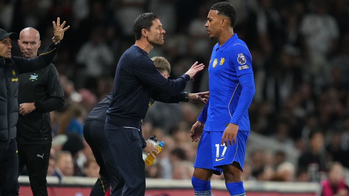 Tréner Chelsea Xabi Alonso a hráč Morgan Rogers.