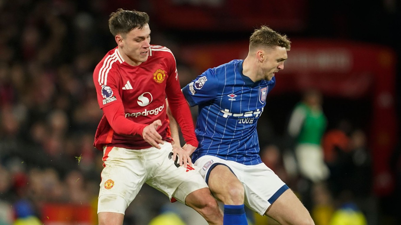 Manuel Ugarte z Manchesteru United (vľavo) bojuje o loptu s Jackom Taylorom z Ipswich Town