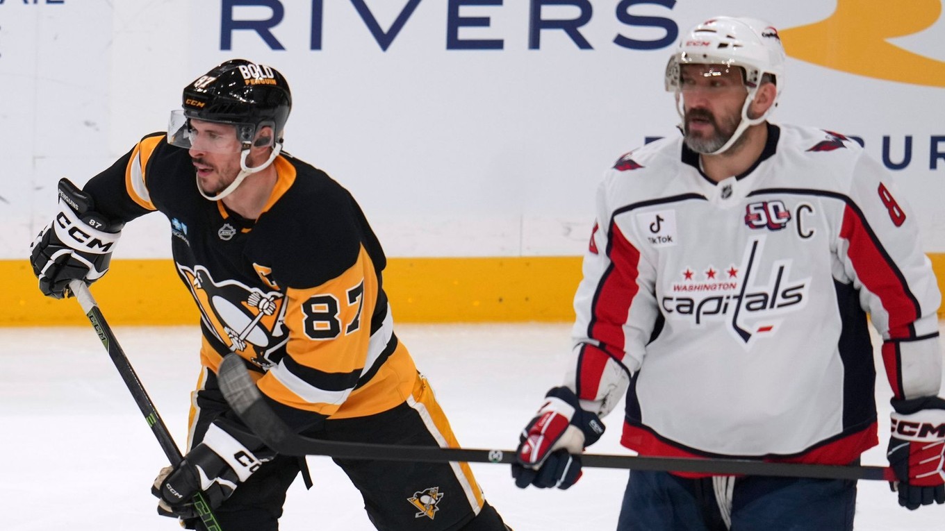 Sidney Crosby (vľavo) a Alexander Ovečkin v zápase NHL Pittsburgh Penguins - Washington Capitals.