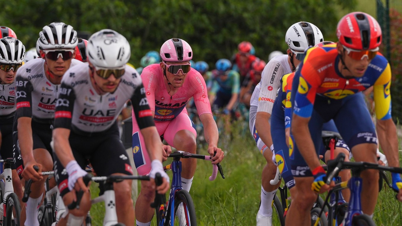 Dán Mads Pedersen (v ružovom) počas Giro d'Italia 2025.