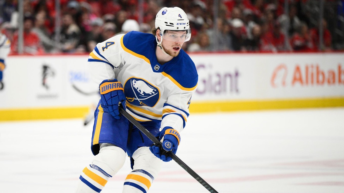 Obranca tímu Buffalo Sabres Bowen Byram (4)