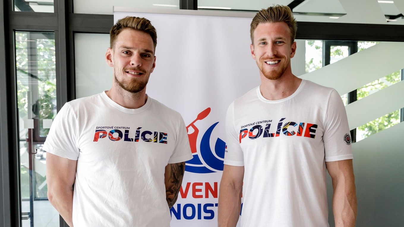 Na snímke slovenskí reprezentanti v rýchlostnej kanoistike zľava Adam Botek a Samuel Baláž 