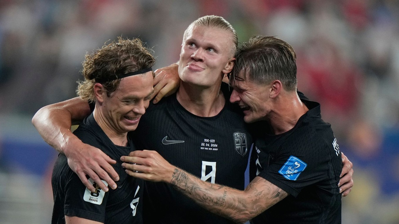 Nórsky futbalista Erling Haaland (9) sa teší z gólu so spoluhráčmi 