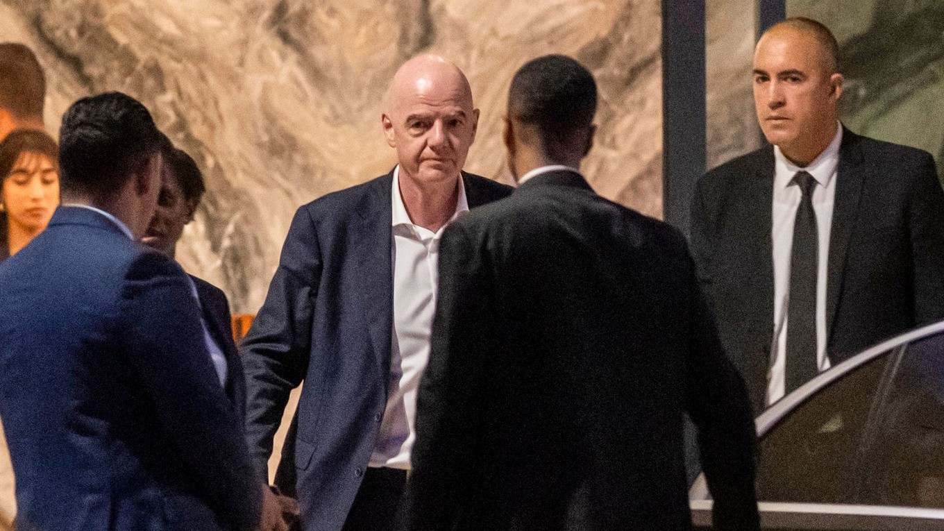 Na snímke prezident Medzinárodnej futbalovej federácie (FIFA) Gianni Infantino (uprostred).