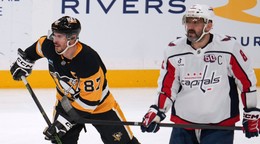 Sidney Crosby (vľavo) a Alexander Ovečkin v zápase NHL Pittsburgh Penguins - Washington Capitals.