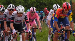 Dán Mads Pedersen (v ružovom) počas Giro d'Italia 2025.