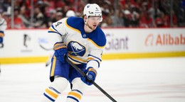 Obranca tímu Buffalo Sabres Bowen Byram (4)