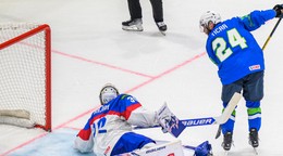 Na snímke brankár Adam Gaja (Slovensko), ktorého prekonáva Rok Tičar (Slovinsko).