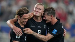 Nórsky futbalista Erling Haaland (9) sa teší z gólu so spoluhráčmi 