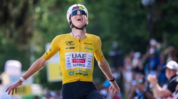 Slovinský cyklista Tadej Pogačar oslavuje v cieli 
