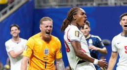 Anglický brankár Jordan Pickford reaguje na obranný zákrok hráča Djed Spencea.
