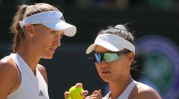 Francúzsko-čínska dvojica Kristina Mladenovicová (vľavo) a Kuo Chan-jü.