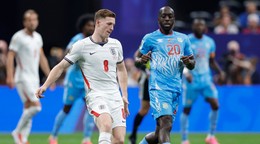 Angličan Elliot Anderson (8) prihráva loptu pred konžským hráčom Yoane Wissom (20)
