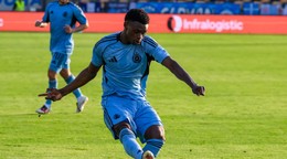 Na snímke Suleiman Camara Sanneh (Slovan).