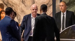 Na snímke prezident Medzinárodnej futbalovej federácie (FIFA) Gianni Infantino (uprostred).