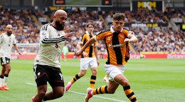 Bryan Mbeumo z Manchesteru United (vľavo) a Ryan Giles z Hull City.