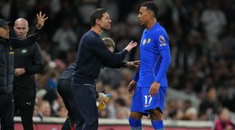 Tréner Chelsea Xabi Alonso a hráč Morgan Rogers.