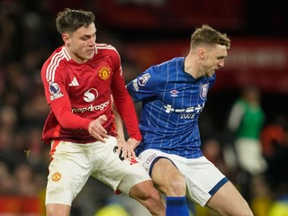 Manuel Ugarte z Manchesteru United (vľavo) bojuje o loptu s Jackom Taylorom z Ipswich Town