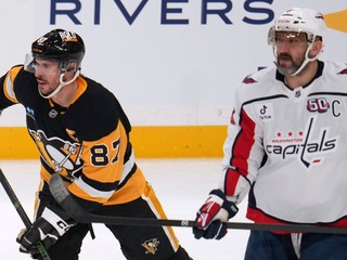 Sidney Crosby (vľavo) a Alexander Ovečkin v zápase NHL Pittsburgh Penguins - Washington Capitals.
