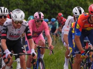 Dán Mads Pedersen (v ružovom) počas Giro d'Italia 2025.