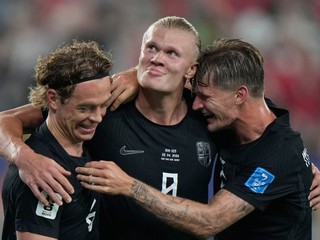 Nórsky futbalista Erling Haaland (9) sa teší z gólu so spoluhráčmi 