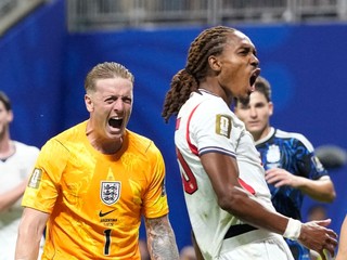 Anglický brankár Jordan Pickford reaguje na obranný zákrok hráča Djed Spencea.