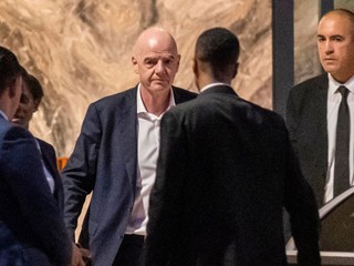 Na snímke prezident Medzinárodnej futbalovej federácie (FIFA) Gianni Infantino (uprostred).