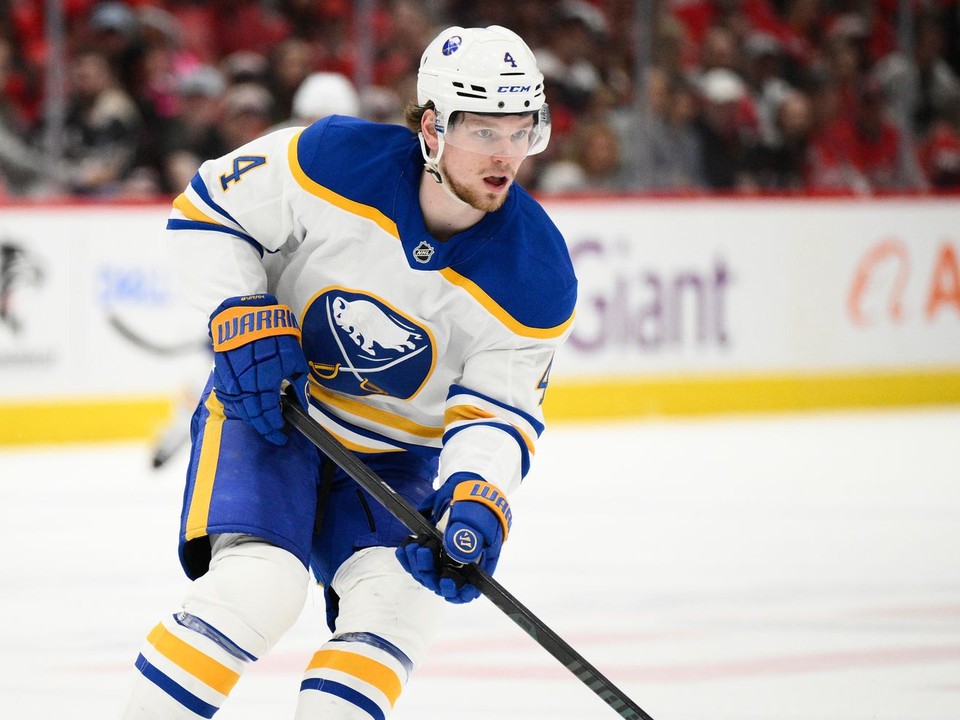 Obranca tímu Buffalo Sabres Bowen Byram (4)