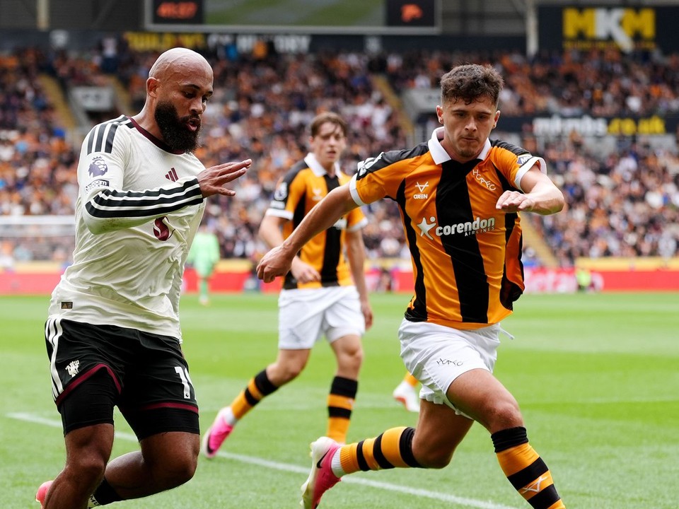 Bryan Mbeumo z Manchesteru United (vľavo) a Ryan Giles z Hull City.