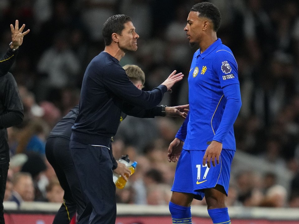 Tréner Chelsea Xabi Alonso a hráč Morgan Rogers.