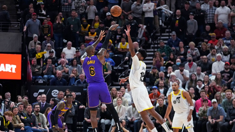 LeBron rozhodol o dôležitom triumfe Lakers, Embiid sa blysol 52 bodmi