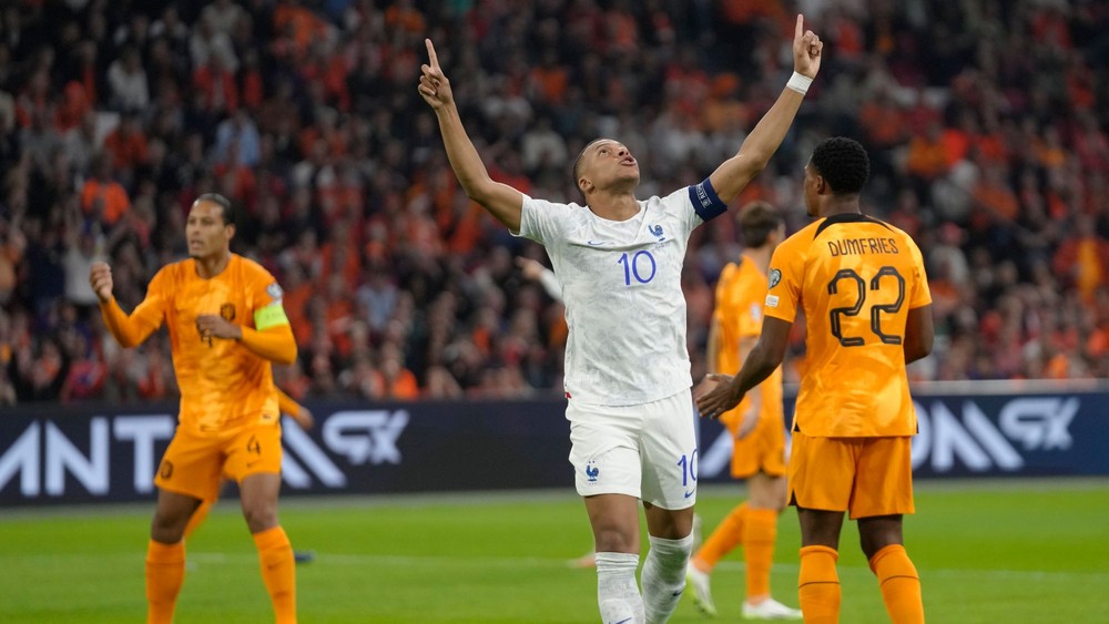 Mbappé zariadil v šlágri kola postup Francúzska, Island potešil Slovákov