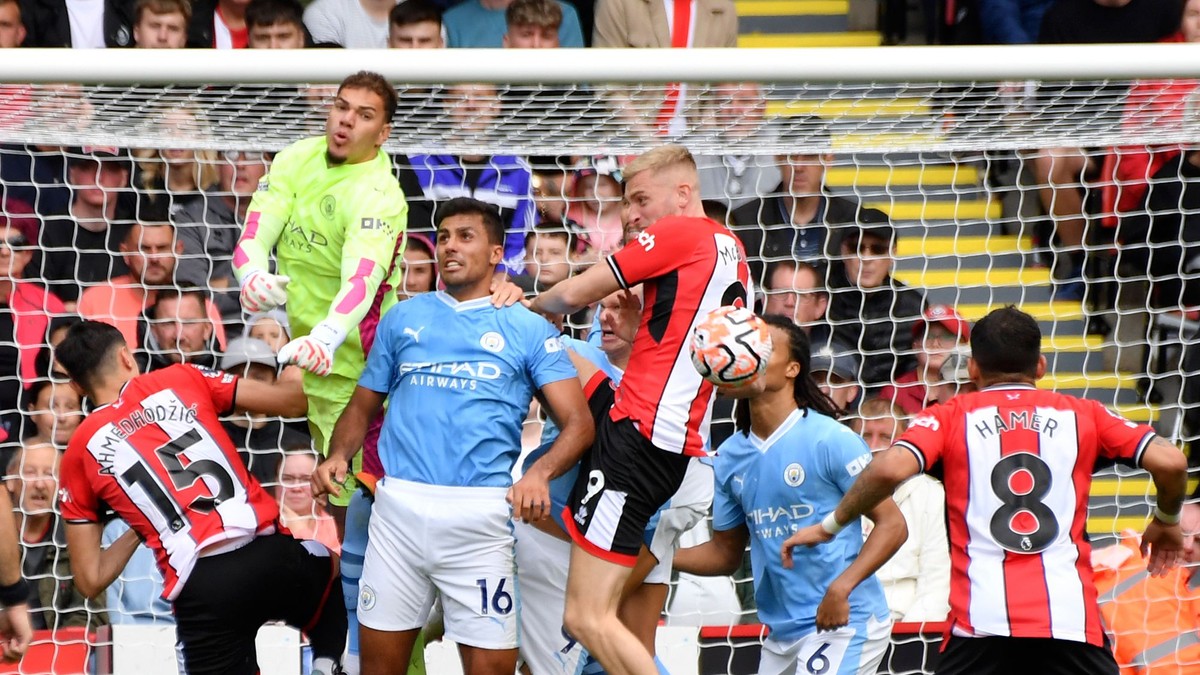 Oslabený Liverpool otočil zápas s Newcastle United, City je stále bez straty bodu