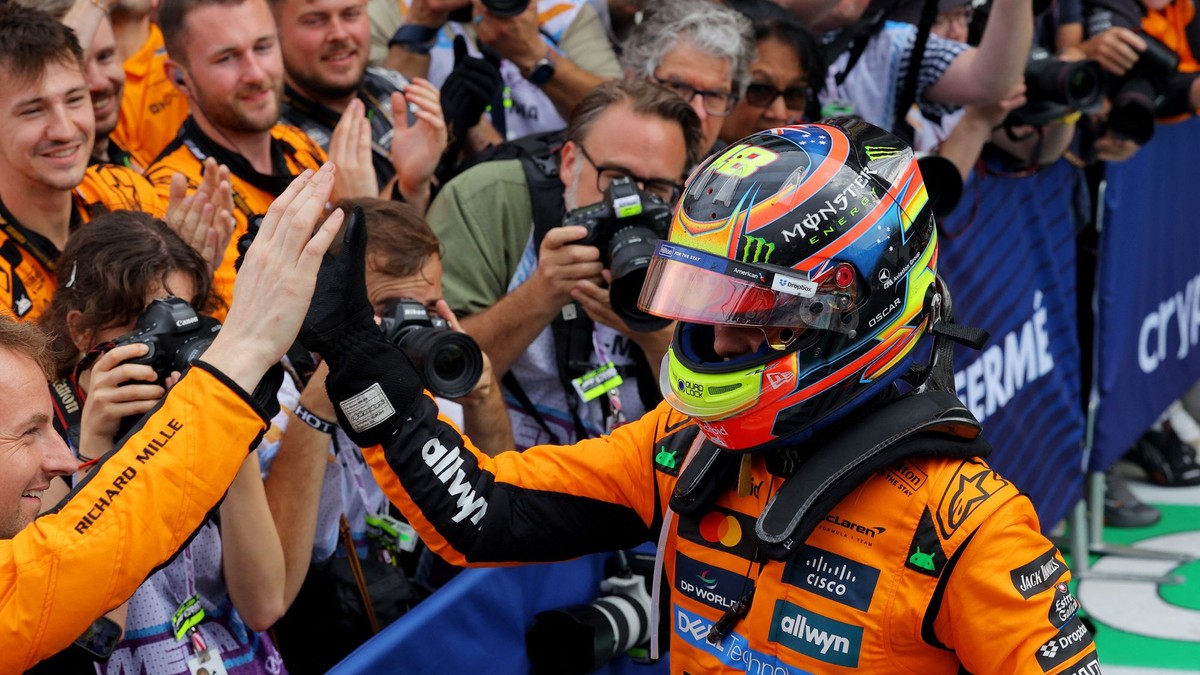 Piastri zneistil a neskôr aj vyškolil Verstappena. Hamilton zaujal len iróniou voči Ferrari