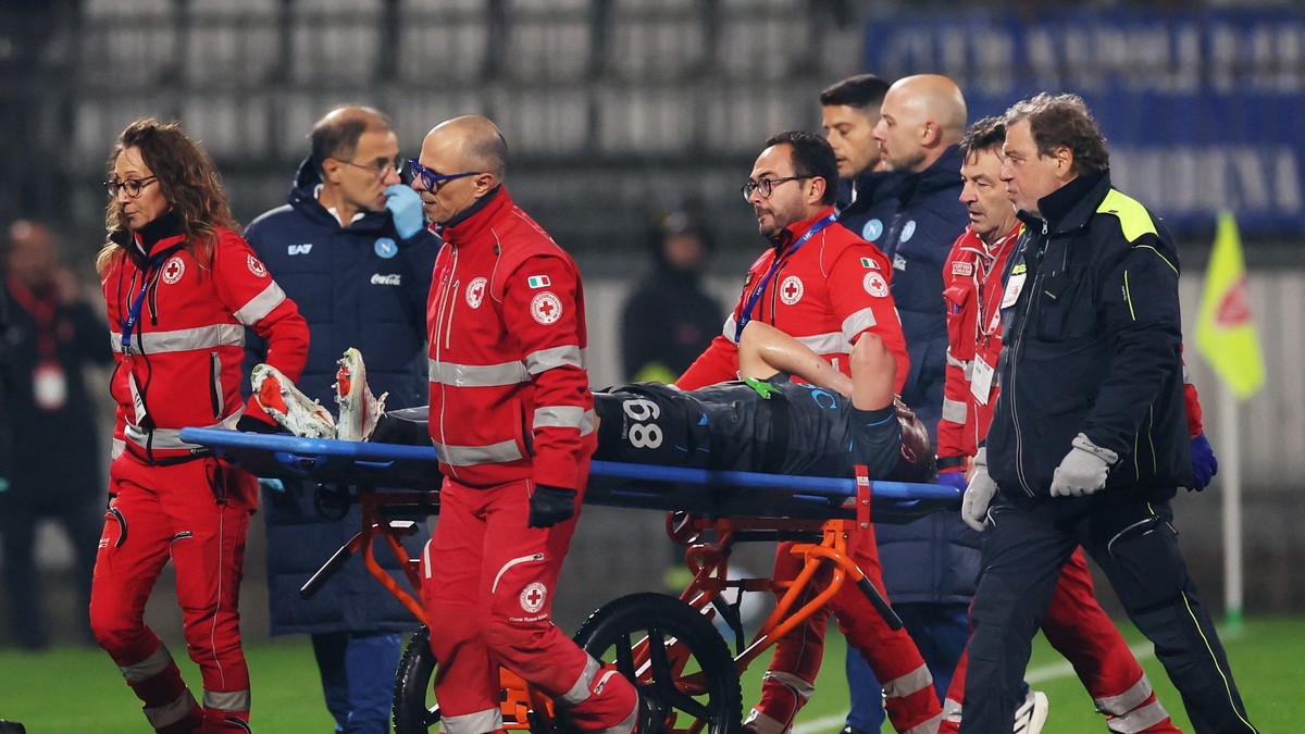 Stanislav Lobotka Exits Napoli Win Due to Ankle Injury