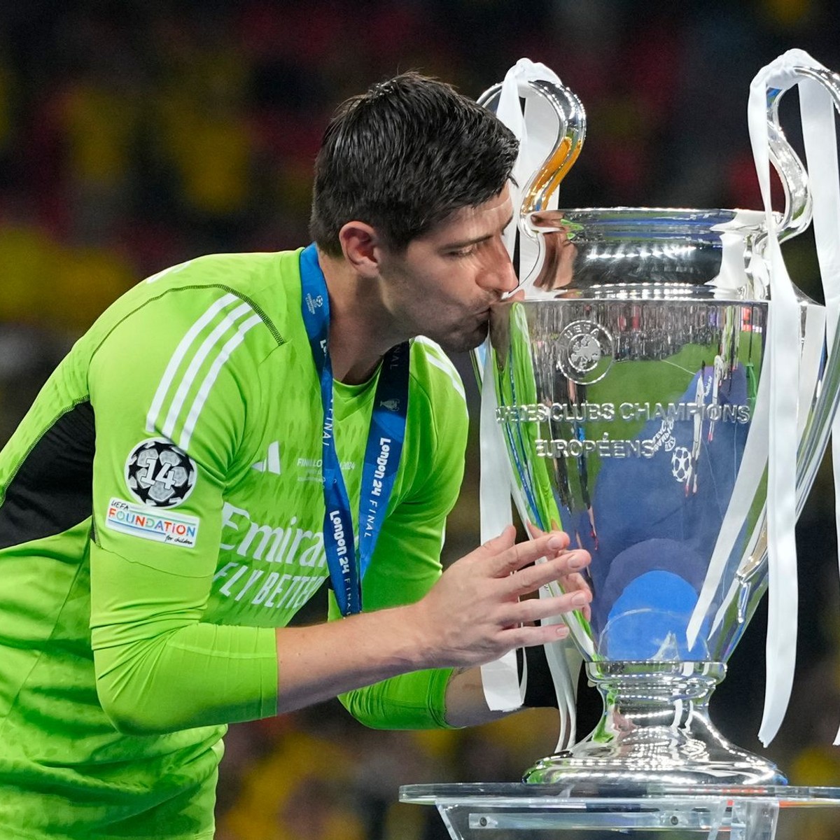 Brankár Realu Madrid Thibaut Courtois s trofejou pre víťaza Ligy majstrov.