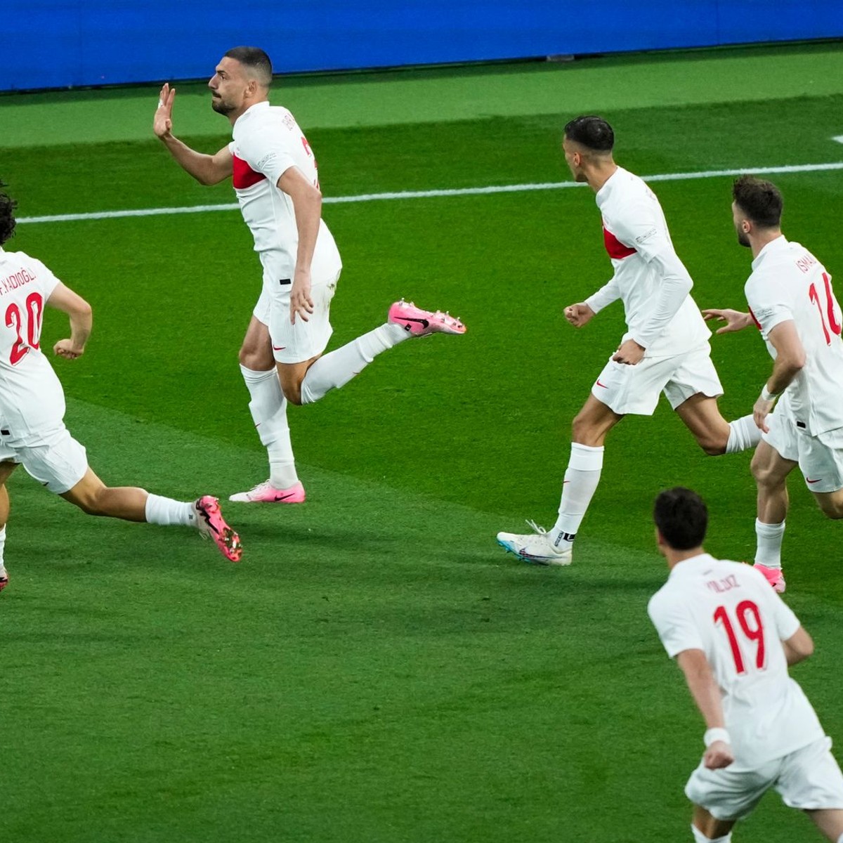 Merih Demiral sa so spoluhráčmi teší po strelenom góle v zápase Rakúsko - Turecko v osemfinále EURO 2024.
