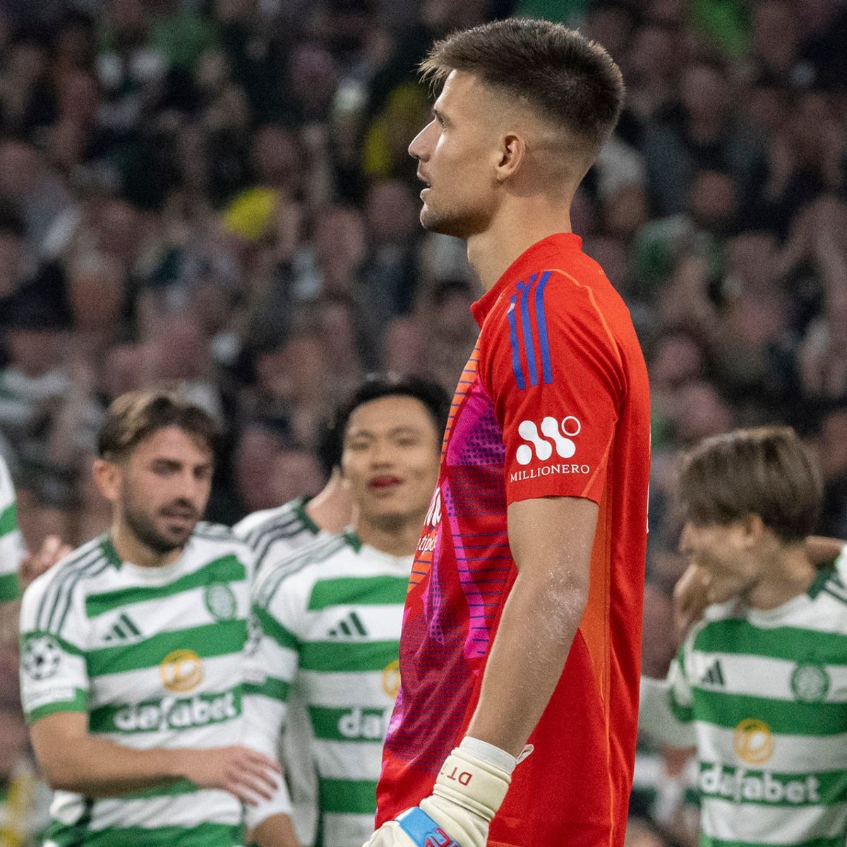 Brankár Dominik Takáč (v popredí) po inkasovanom góle v zápase Celtic Glasgow - ŠK Slovan Bratislava v 1. kole ligovej fázy Ligy majstrov.